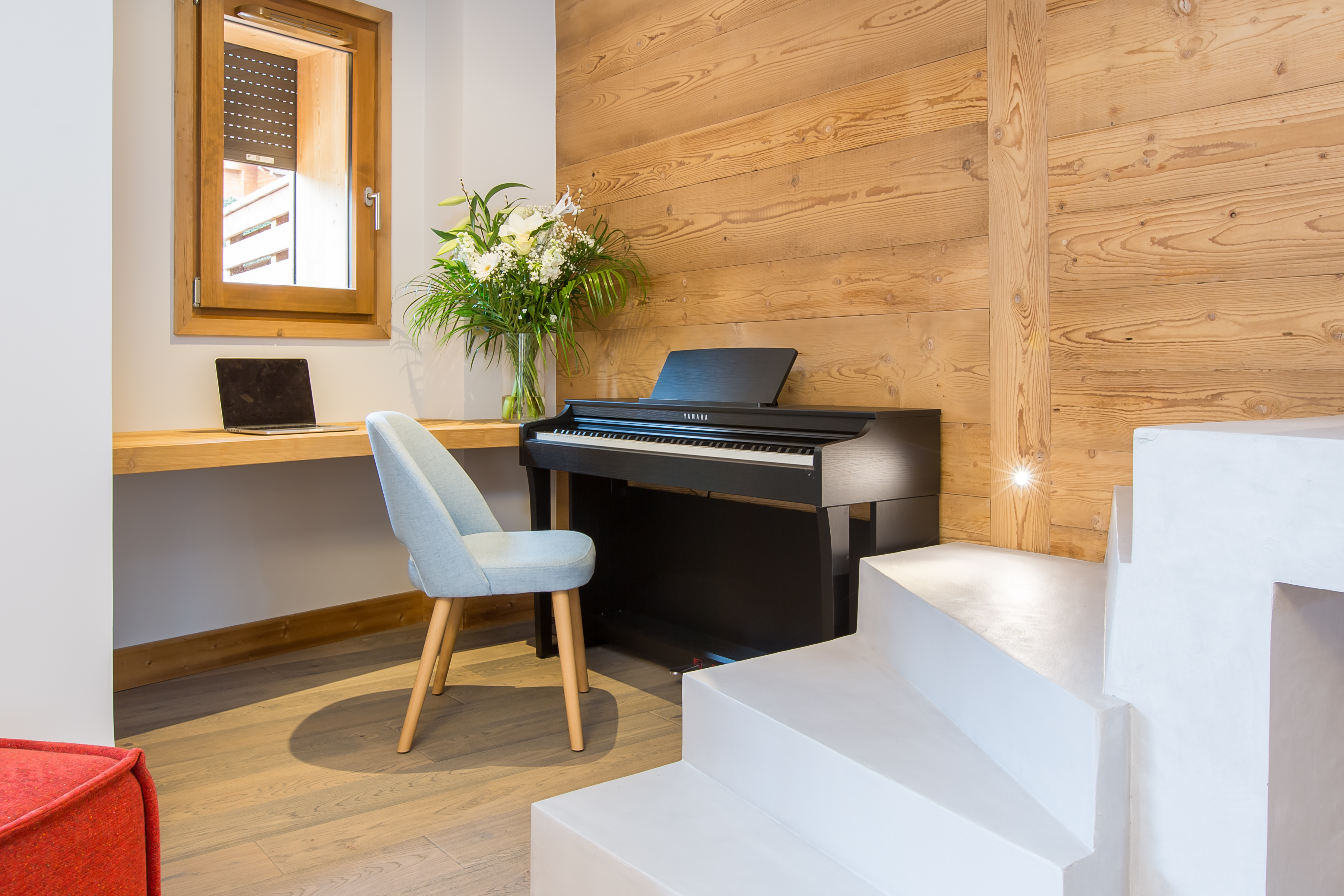 Loup'ka desk and piano