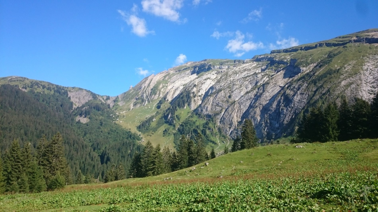 hike around tete de bostan