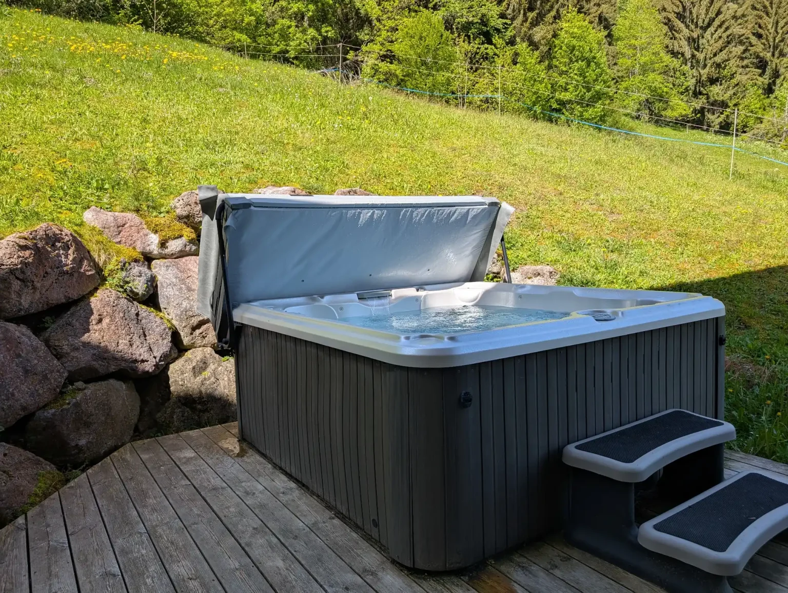 Elevation Alps - Altaka 4 - Hot Tub Close