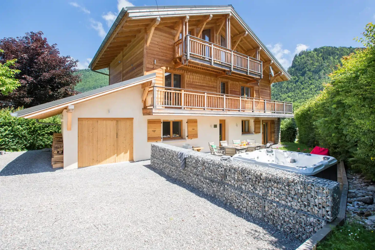 Chalet North Star - Exterior & Drive Summer