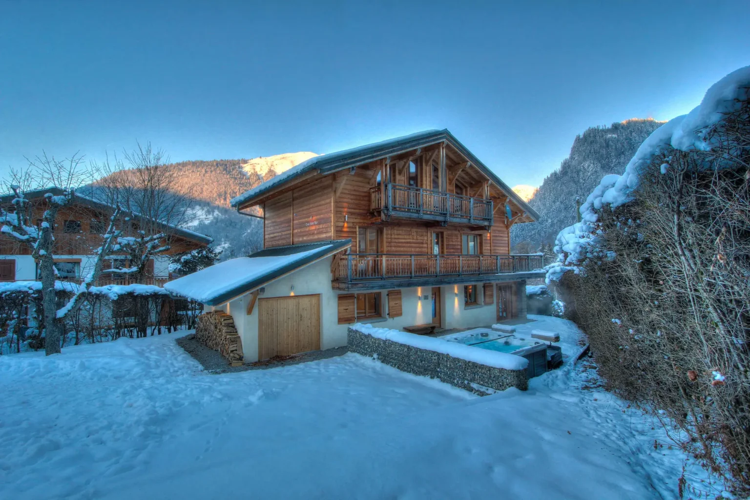 Chalet North Star - Exterior & Drive Twilight