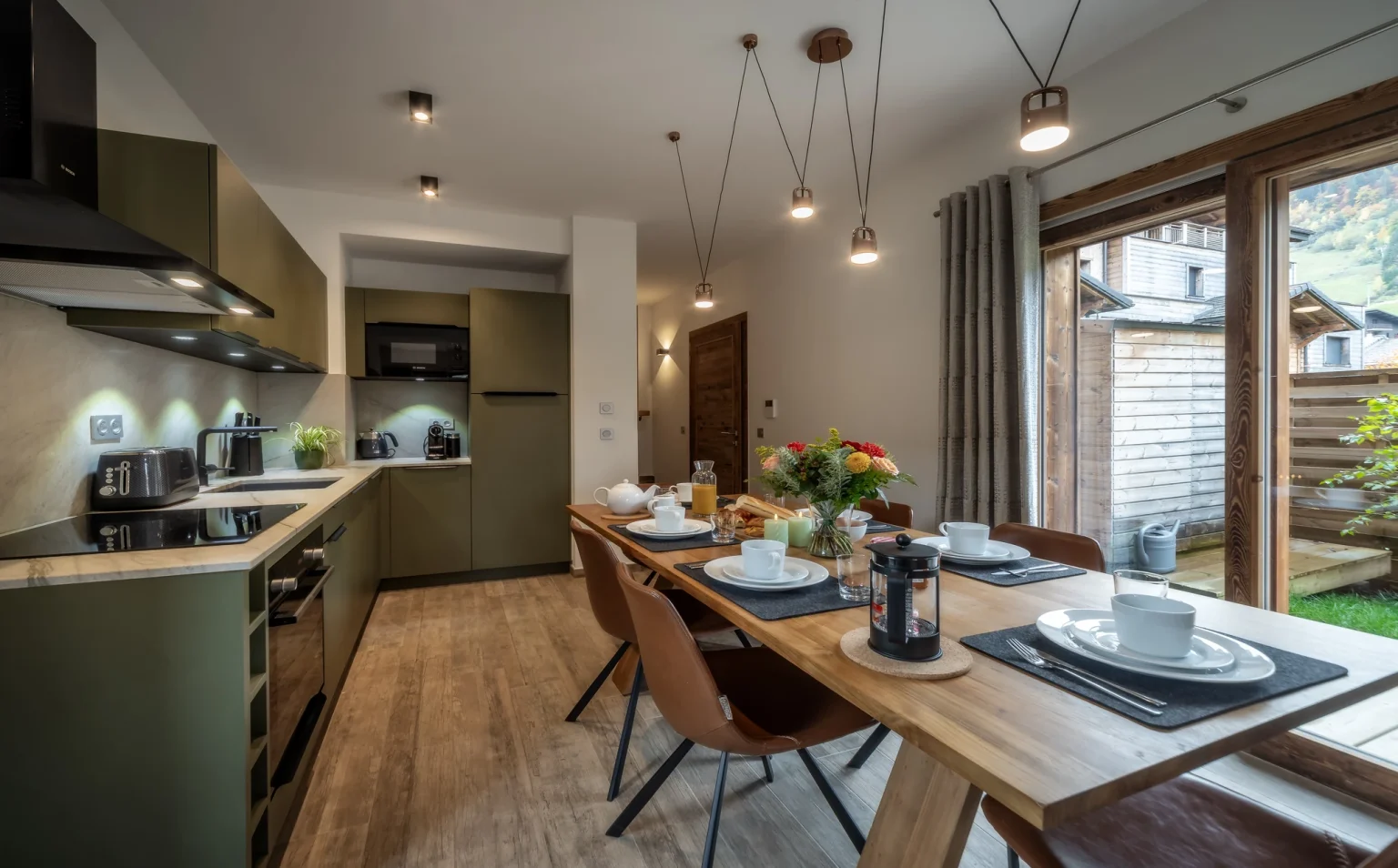 Cosmiques- kitchen dining area