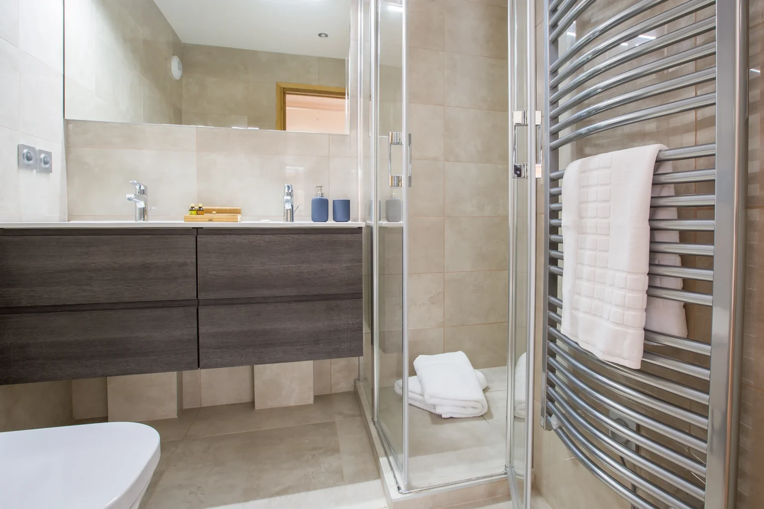 Hibou - Family Shower Room
