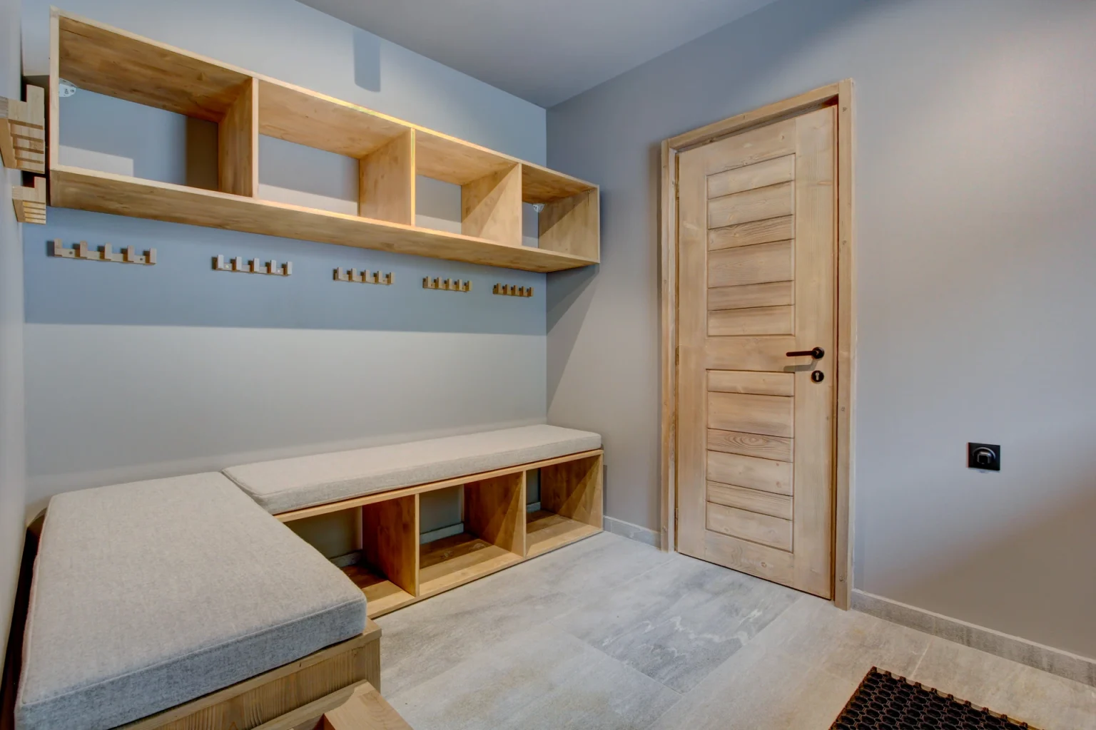 Mesange Boreale boot and ski room