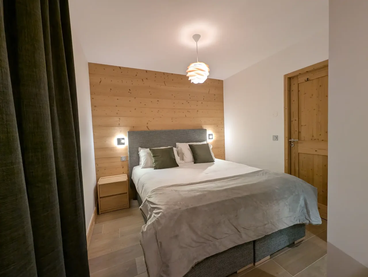 Elevation Alps - Margaux - Bedroom 1 a