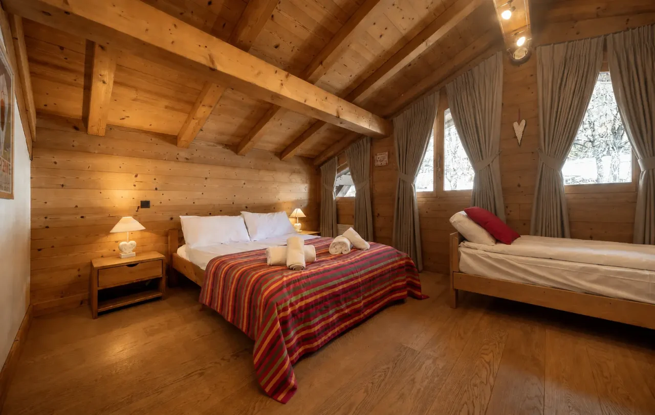 Elevation Alps - Chalet Sunnyside - Bedroom 2 Curtains
