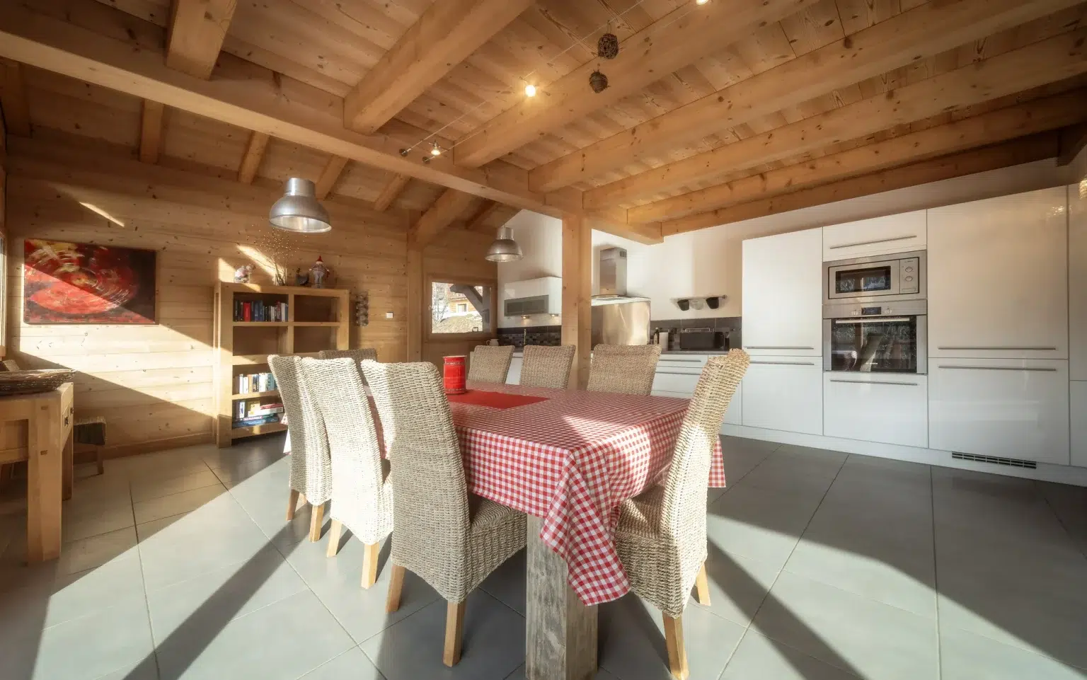 Elevation Alps- Chalet Sunnyside-Dining and kitchen area