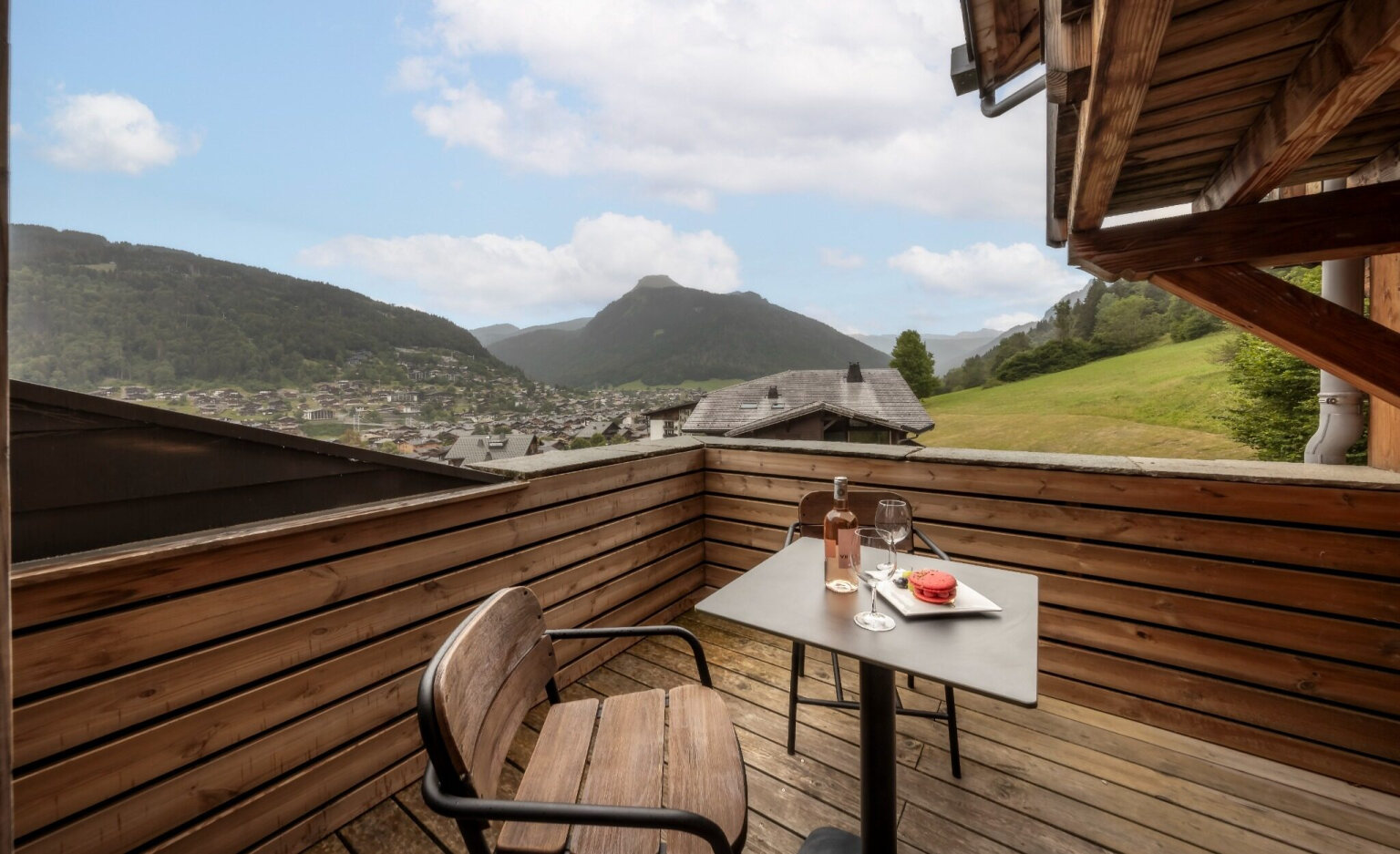 Elevation Alps - Altaka 4 - terrace view