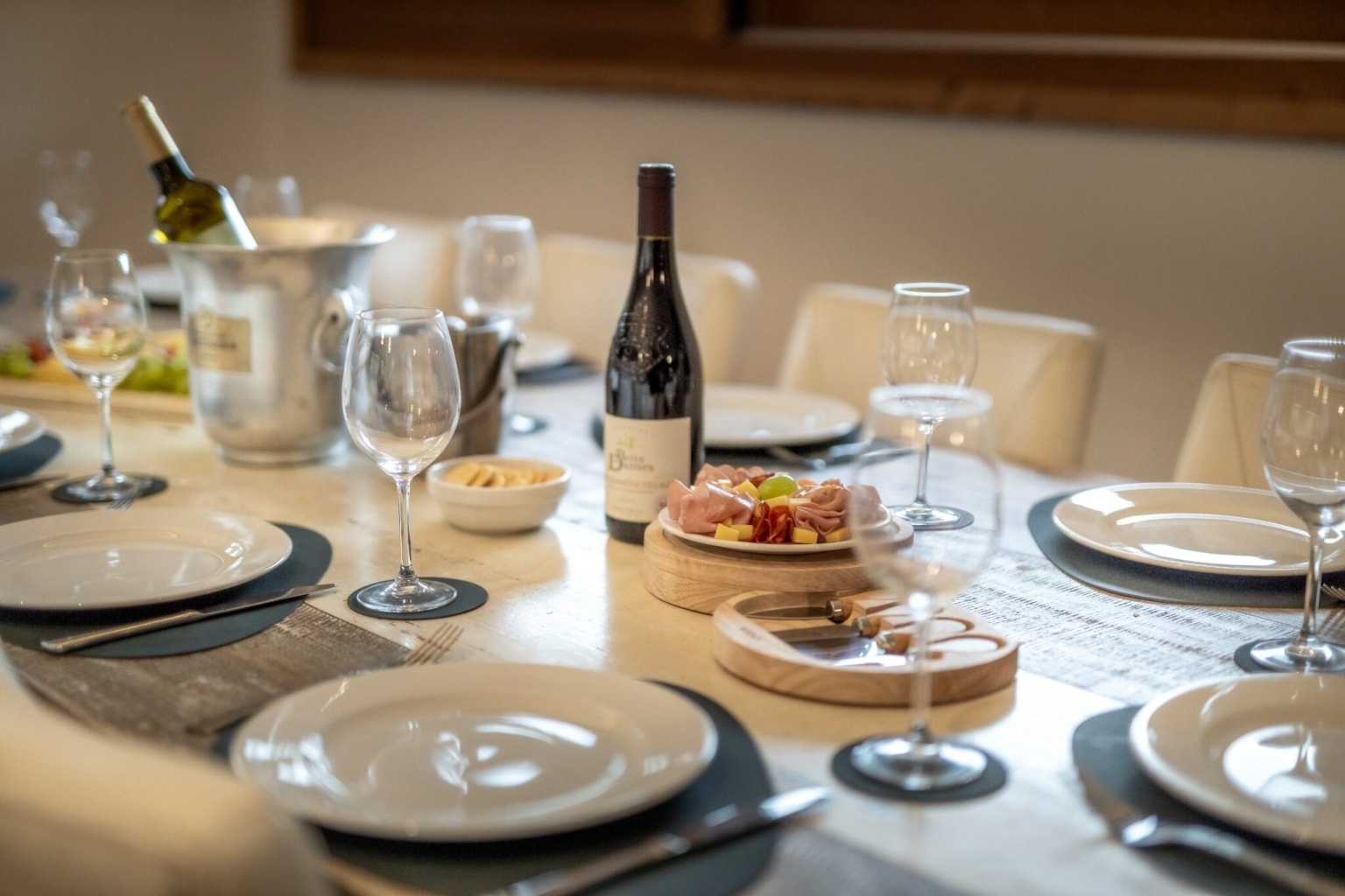 Elevation Alps - Altaka 4 - Dining details